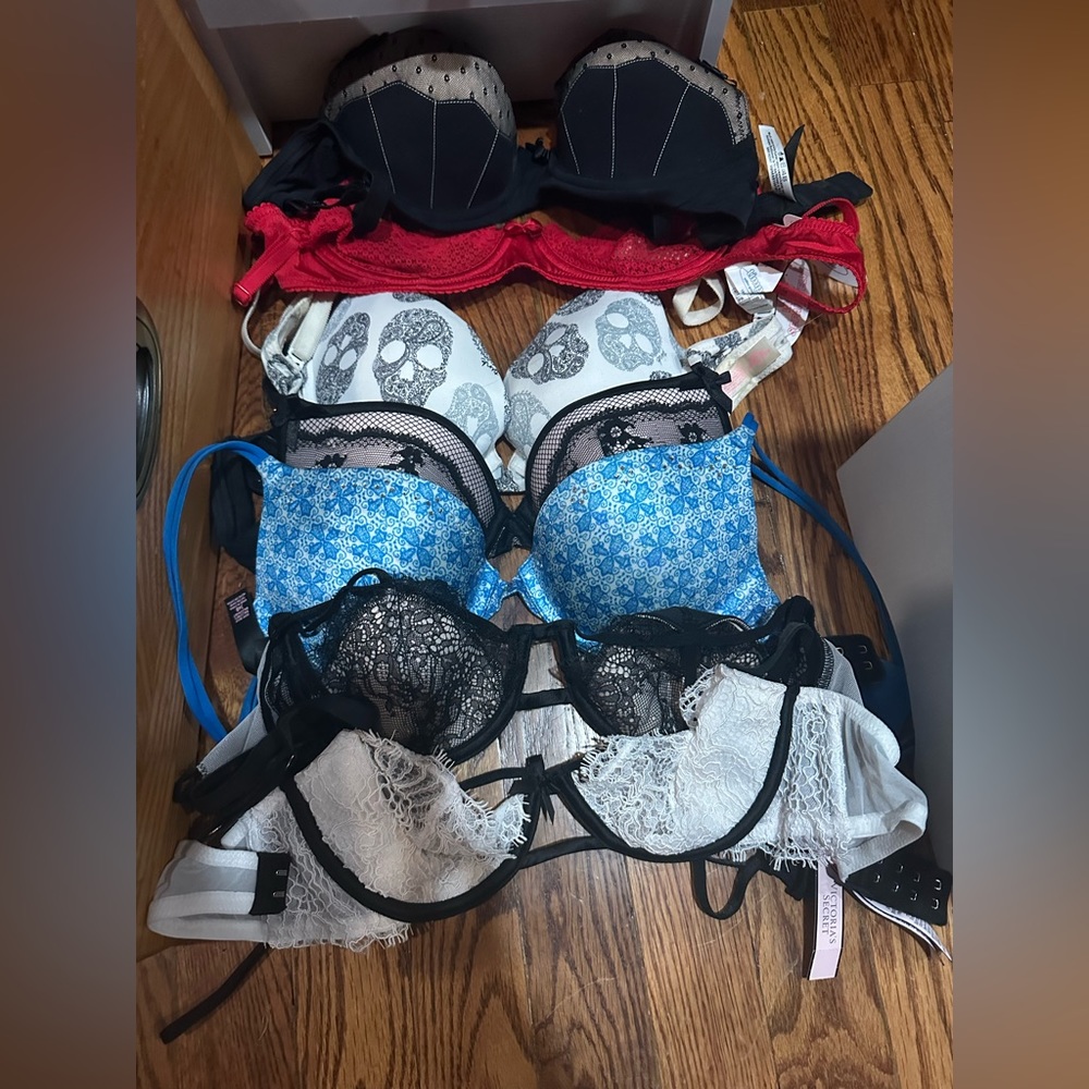 Victoria’s Secret bras 32b